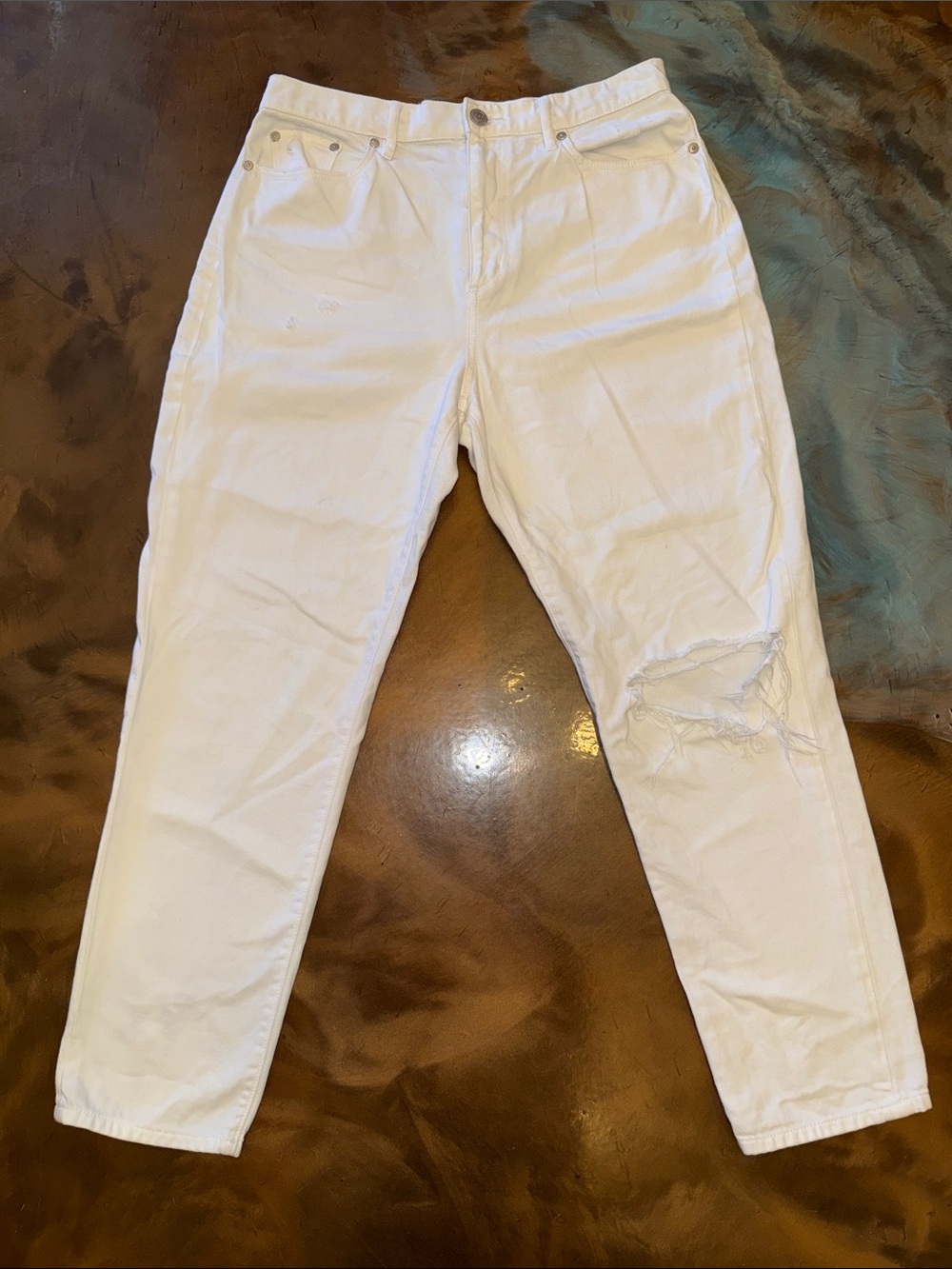 LOFT Men's White Slim Straight Jeans with Right Knee Distress
